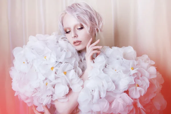 Chica modelo de belleza de moda en rosas blancas. Novia. Maquillaje creativo perfecto y peinado . —  Fotos de Stock