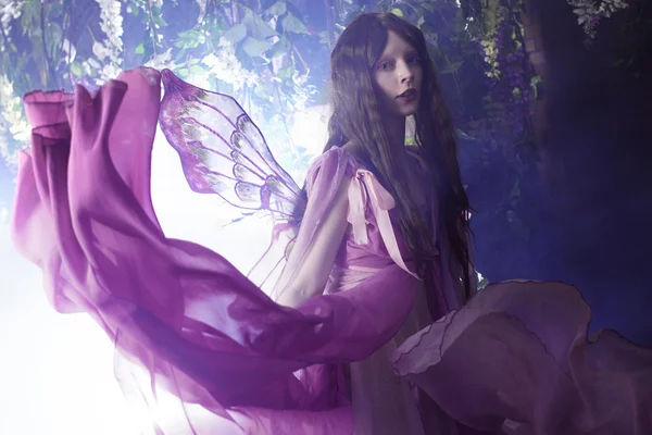 魔法の暗い森の妖精のイメージで若い美しい女性 — ストック写真
