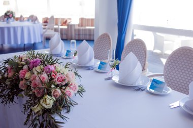 Bir olay parti ya da düğün için ayarlanan tablo. Gül ve peonies büyük Çiçek Aranjman
