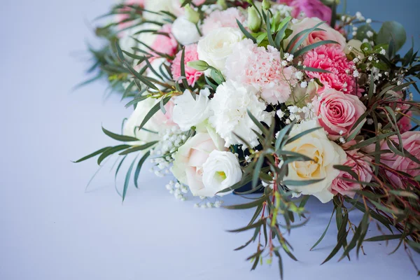 Blumengesteck auf dem Tisch. Blumen und weiße Tischdecke, Hochzeit, Rosen, Pfingstrosen — Stockfoto