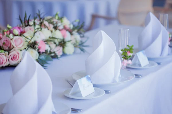 Mesa definida para uma festa de evento ou recepção de casamento. Grande arranjo floral de rosas e peônias — Fotografia de Stock