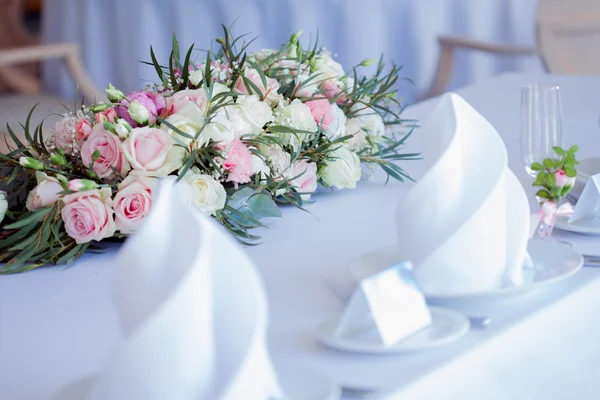 Tisch-Set für eine Eventparty oder einen Hochzeitsempfang. großer Blumenschmuck aus Rosen und Pfingstrosen — Stockfoto