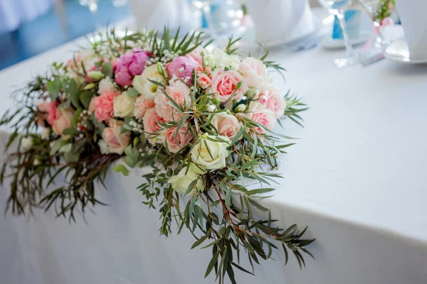 Ρύθμιση λουλουδιών στο τραπέζι. Λουλούδια και λευκό τραπεζομάντιλο, γάμος, τριαντάφυλλα, παιώνιες — Φωτογραφία Αρχείου