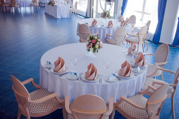 Banquete de bodas, pequeño restaurante de estilo marítimo, mesas redondas —  Fotos de Stock
