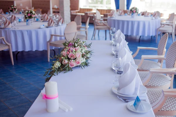 Hochzeitsbankett, kleines Restaurant im maritimen Stil, runde Tische — Stockfoto