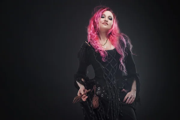 Halloween voodoo čarodějnice. Atraktivní žena s červenými vlasy v čarodějnice kostým — Stock fotografie