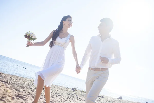 Juste marié heureux couple courir sur une plage de sable — Photo