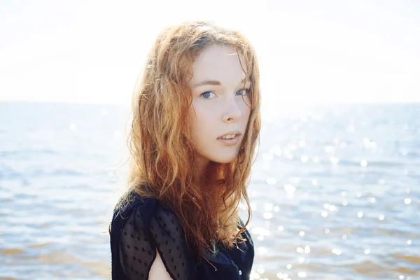 바다의 배경에 빨강 머리 젊은 여자 야외 초상화. 부드러운 밝은 색상. — 스톡 사진