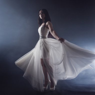 Güzel seksi genç kadın. Uzun beyaz elbise, mistik, gizemli tarzı, koyu arka plan kız portresi