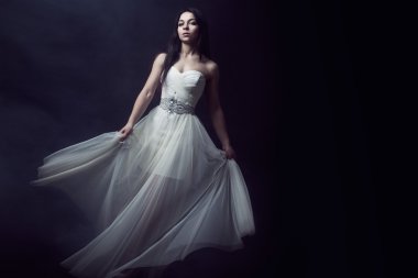 Güzel seksi genç kadın. Uzun beyaz elbise, mistik, gizemli tarzı, koyu arka plan kız portresi