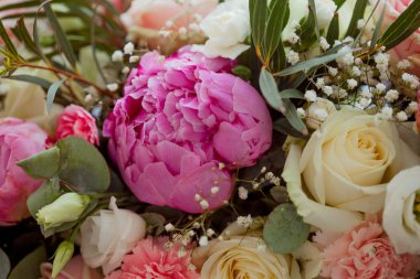 Masanın üzerine çiçek aranjmanı. Çiçekler ve düğün, gül, peonies beyaz masa örtüsü