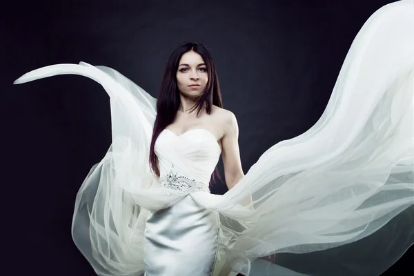 Mooie sexy jonge vrouw. Portret van het meisje in lange witte jurk, mystieke, mysterieuze style, donkere achtergrond — Stockfoto