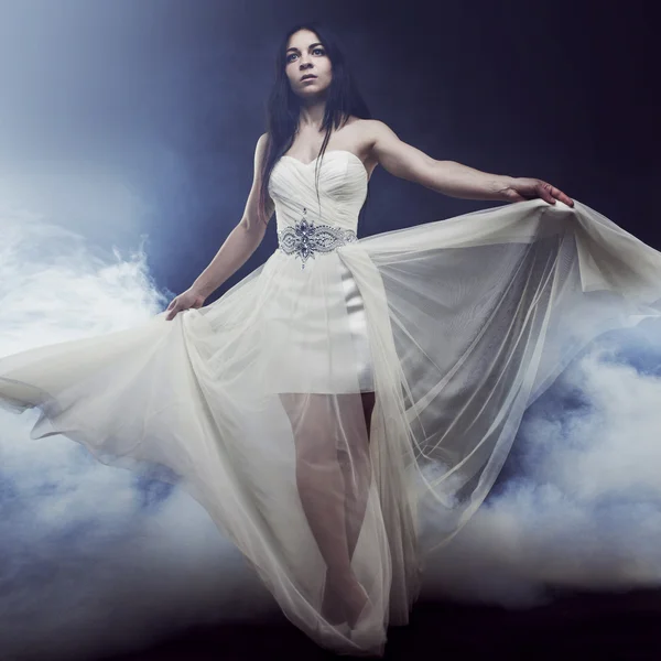 Güzel seksi genç kadın. Uzun beyaz elbise, mistik, gizemli tarzı, koyu arka plan kız portresi — Stok fotoğraf