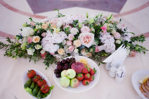 Servire fiori da tavola nuziale. Design Bureau per gli sposi novelli — Foto Stock