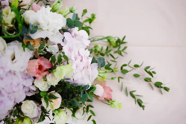 Sirviendo flores de mesa de boda. Oficina de diseño para recién casados — Foto de Stock