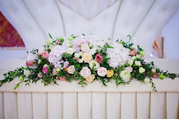 Sirviendo flores de mesa de boda. Oficina de diseño para recién casados — Foto de Stock