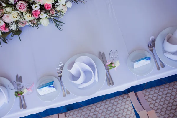 Disposizione dei fiori sul tavolo. Fiori e tovaglia bianca, matrimonio, rose, peonie. Vista dall'alto, posto per il testo . — Foto Stock