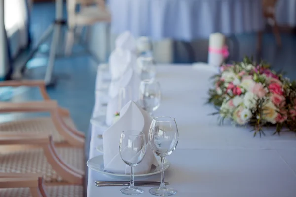 Banquete de casamento, pequeno restaurante em estilo Marítimo, mesas redondas — Fotografia de Stock