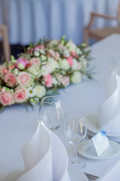 Окуляри в ресторані. зустрічі столів. весілля, квітковий декор — стокове фото