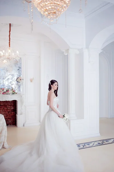 Portret van de mooie bruid. Bruiloft decoratie. Luxe, lichte interieur — Stockfoto