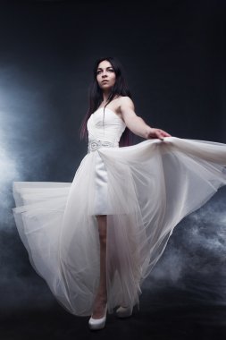 Güzel seksi genç kadın. Uzun beyaz elbise, mistik, gizemli tarzı, koyu arka plan kız portresi