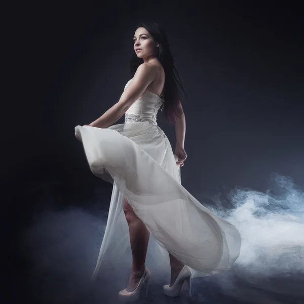 Hermosa mujer joven sexy. Retrato de niña en vestido blanco largo, místico, estilo misterioso, fondo oscuro — Foto de Stock