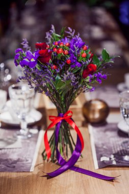 Çiçek kompozisyon Restoran, küçük kırmızı gül ve mor süsen, birden fazla renk kombinasyonu