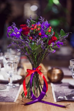 Çiçek kompozisyon Restoran, küçük kırmızı gül ve mor süsen, birden fazla renk kombinasyonu