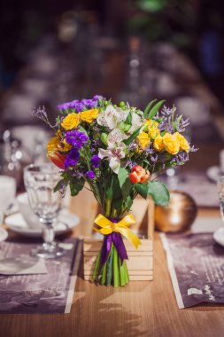 Restoran, gül ve süsen, mor tonları birlikte çiçek kompozisyon