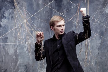 Genç adam zincirleri kırmaya çalışan. Kavramı manipülasyon ve kölelik