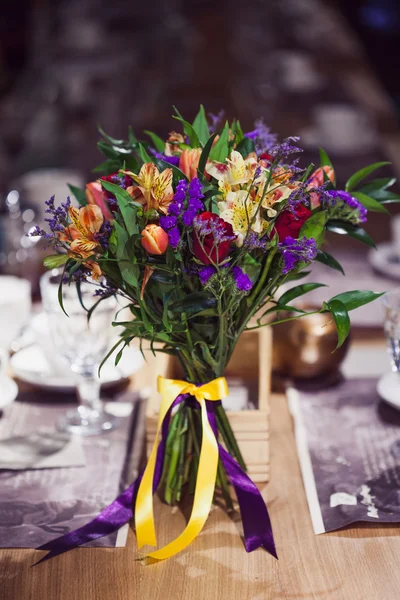 Restoran, gül ve süsen, mor tonları birlikte çiçek kompozisyon
