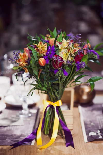 Restoran, gül ve süsen, mor tonları birlikte çiçek kompozisyon — Stok fotoğraf