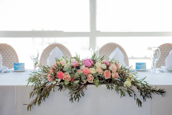 Arranjo de flores na mesa. Flores e toalha de mesa branca, casamento, rosas, peônias — Fotografia de Stock