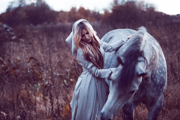 Belleza rubia con caballo en el campo, efecto de tonificación —  Fotos de Stock