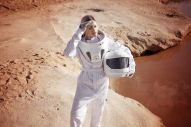 başka bir gezegende, tonlama etkisini görüntüsüyle kasksız fütüristik astronot