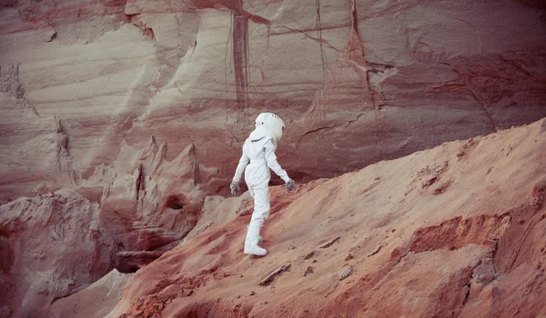 Φουτουριστικό αστροναύτης σε έναν άλλο πλανήτη, εικόνα, με αποτέλεσμα την τόνωση — Φωτογραφία Αρχείου