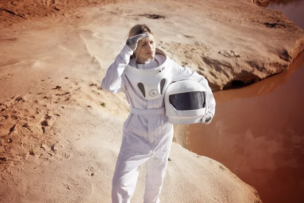 他の惑星の調子を整える効果を持つイメージでヘルメットなし未来の宇宙飛行士 — ストック写真