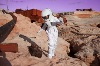 Mars fütüristik astronot başka bir gezegende. Tonlama etkisini resimle