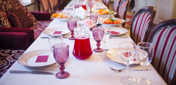 Interior of the restaurant, large table laid for Banquet, decorated in Burgundy tones — Stock Photo, Image