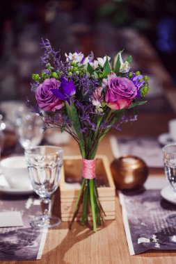 Restoran, gül ve süsen, mor tonları birlikte çiçek kompozisyon