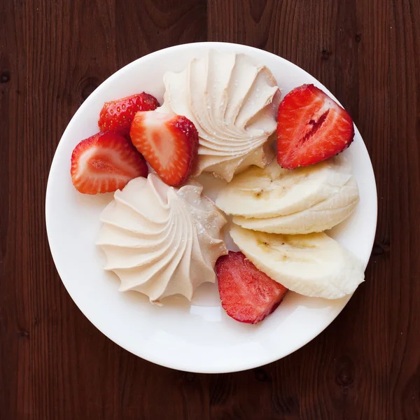 Φρέσκες φράουλες και marshmallows σε ρουστίκ ξύλινα φόντο. Το Top view — Φωτογραφία Αρχείου