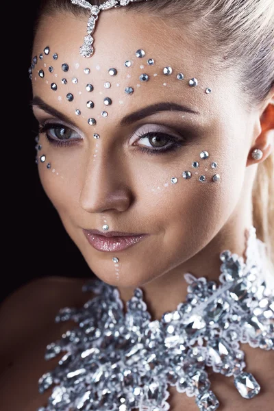 Schoonheid vrouw make-up met kristallen op gezicht, zwarte achtergrond — Stockfoto