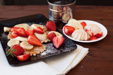 Waffle taze çilek ve muz rustik ahşap zemin üzerinde. Üstten Görünüm