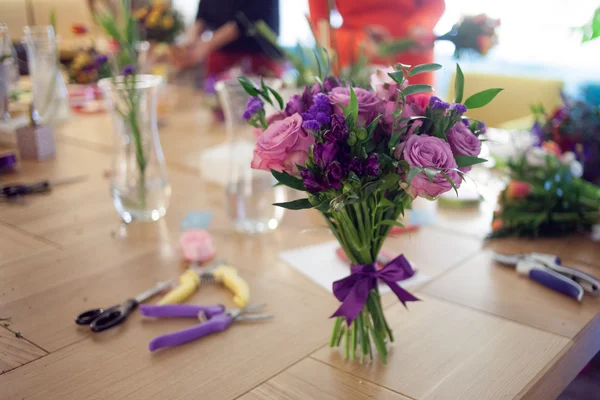 Ramo sobre la mesa en estudio floral — Foto de Stock