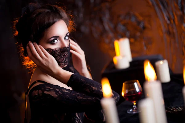 Junge attraktive Frau in einem dunklen Raum, der Mund ist geschlossen — Stockfoto
