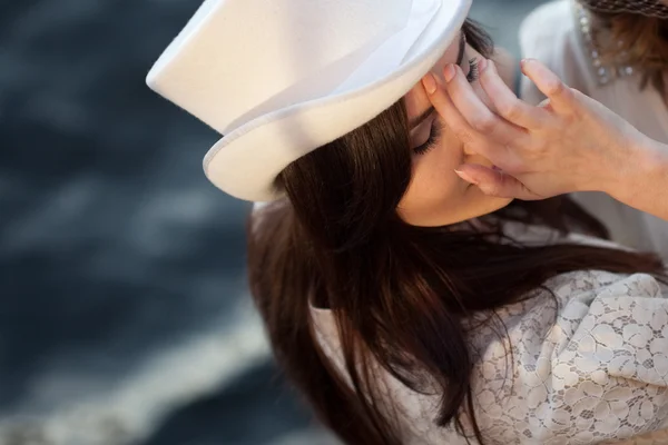 Young beautiful woman in hat, cylinder, outdoors, close-up — Stock Photo, Image