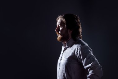 Sakal, koyu arka plan üzerinde profil, siluet olan adam.