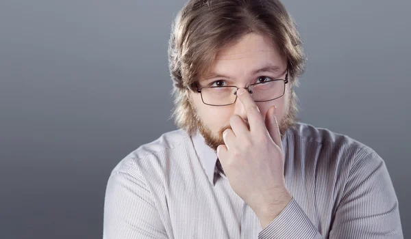 Barbu jeune homme ajuste ses lunettes — Photo