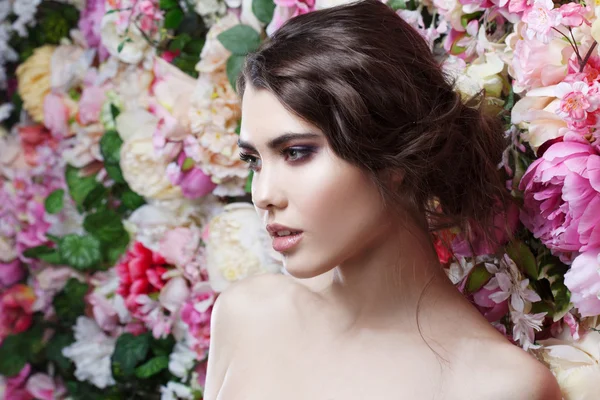 Profil der schönen Mode Mädchen, süß, sinnlich. schönes Make-up und chaotische romantische Frisur. Blumen Hintergrund. — Stockfoto