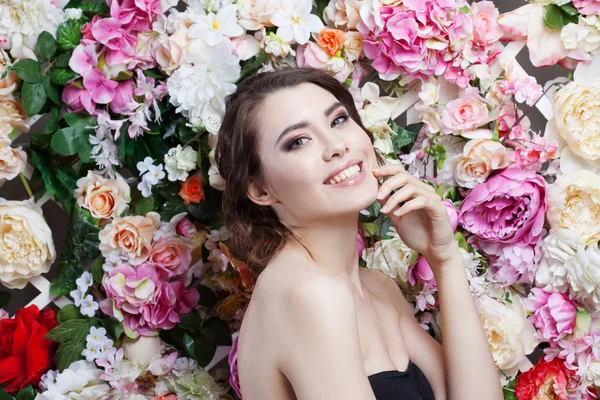 Portret van mooie mode meisje, zoet, sensueel. Mooie make-up en rommelig romantisch kapsel. Bloemen achtergrond. Groene ogen. — Stockfoto